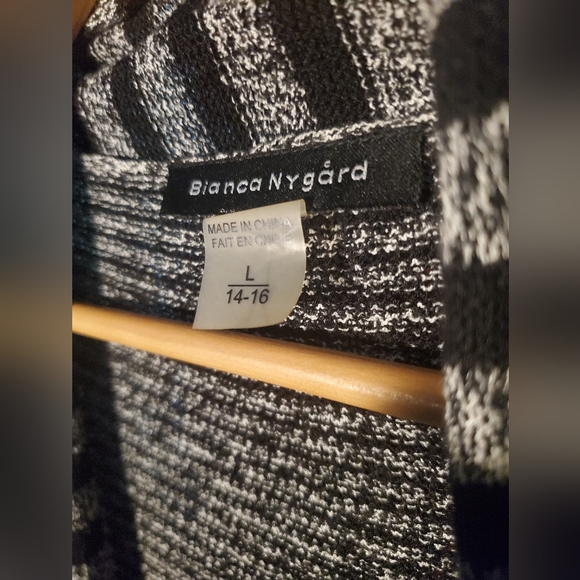 NWOT Gorgeous grey and black pattern Bella Nygard belted cardigan - Picture 4 of 4